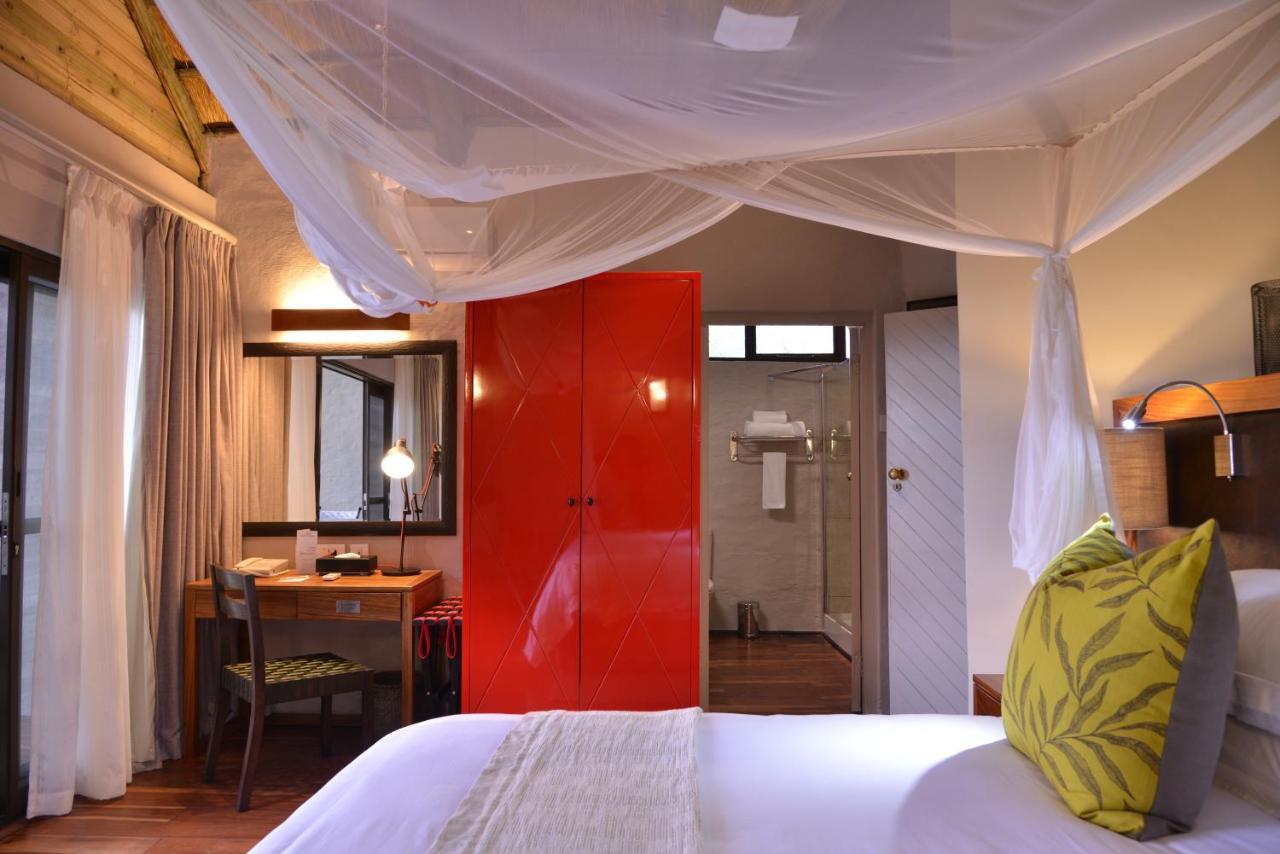 Victoria Falls Safari Suites Стая снимка